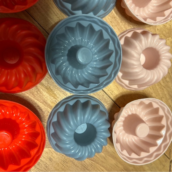 12 Colorful Silicone Bundt Cake Molds - Picture 2 of 4